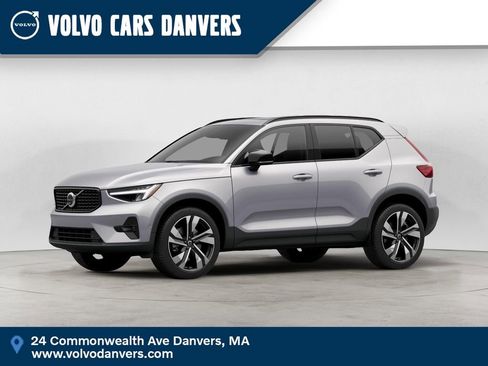 Used 2025 Volvo XC40 B5 Plus image 1