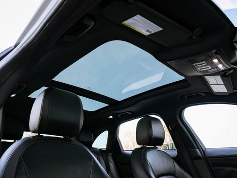 Used 2017 Jaguar F-PACE Prestige image 24