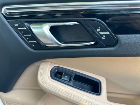 Certified 2025 Porsche Macan AWD/4WD image 19