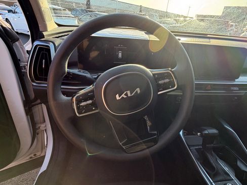 Used 2025 Kia Sorento LX FWD image 10