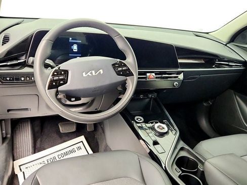 Used 2025 Kia Niro EX FWD image 12