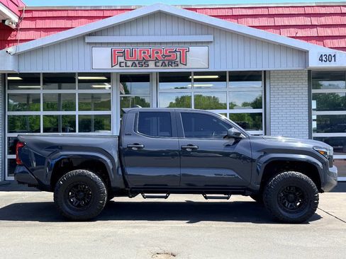 Used 2024 Toyota Tacoma SR5 w/ SR5 Upgrade Package AWD/4WD image 2