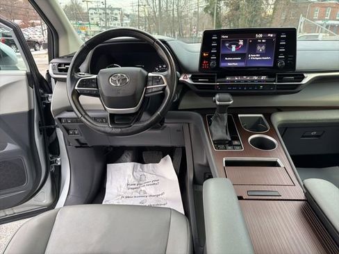 Used 2024 Toyota Sienna XLE image 17