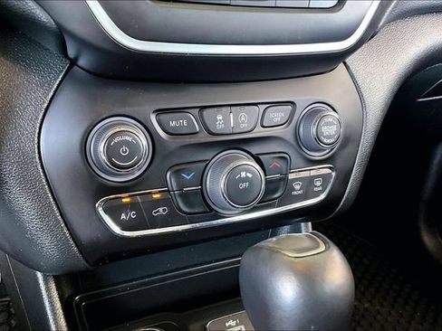 Used 2022 Jeep Cherokee Latitude AWD/4WD image 23