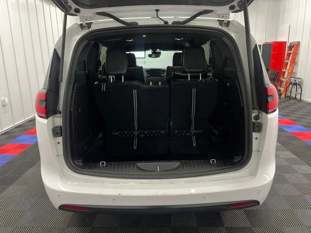 Used 2024 Chrysler Pacifica Limited FWD image 5