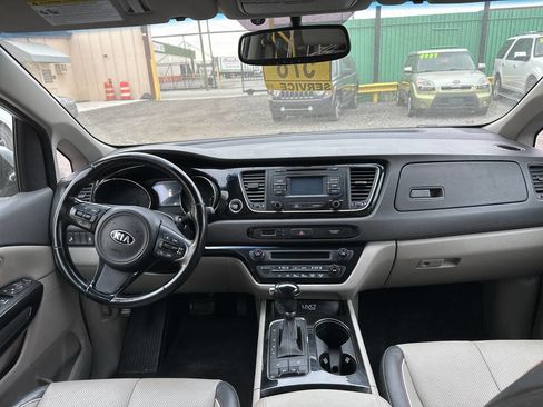Used 2016 Kia Sedona EX image 4