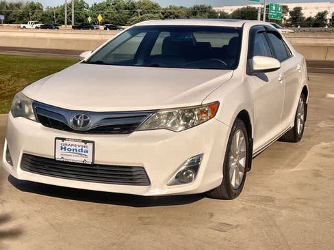 Used 2012 Toyota Camry XLE w/ Leather Pkg FWD image 2