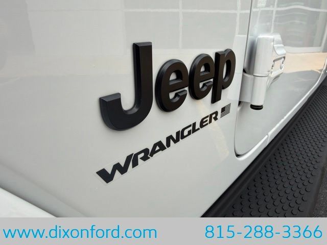 Used 2025 Jeep Wrangler Unlimited Sahara AWD/4WD image 27