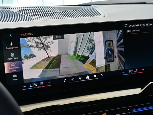Used 2025 BMW 530i w/ Premium Package RWD image 18