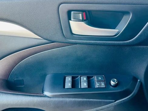 Used 2017 Toyota Highlander XLE w/ Carpet Mat Package AWD/4WD image 23