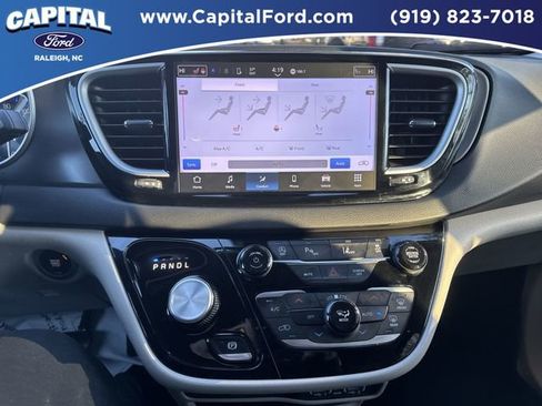 Used 2024 Chrysler Pacifica Touring-L image 24
