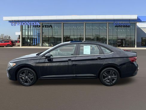 Used 2023 Volkswagen Jetta SE FWD image 2