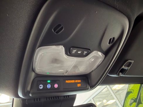 Used 2025 Chevrolet Colorado LT w/ LT Convenience Package image 14