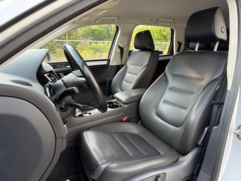 Used 2016 Volkswagen Touareg Sport AWD/4WD image 25