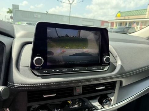 Used 2025 Nissan Rogue SV AWD/4WD image 16