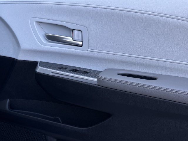 Used 2025 Toyota Sienna XLE FWD image 30