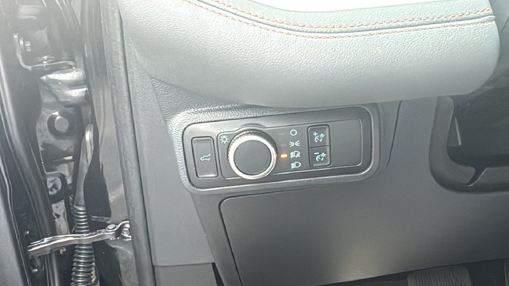 Used 2025 Ford Explorer Active AWD/4WD image 18