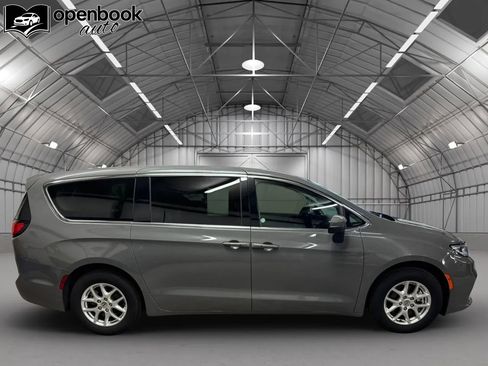 Used 2023 Chrysler Pacifica Touring-L FWD image 4