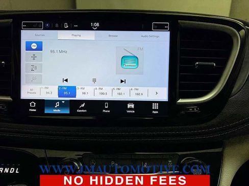 Used 2021 Chrysler Pacifica Touring-L image 25