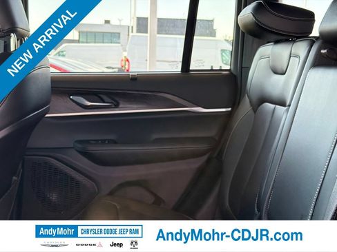 Used 2025 Jeep Grand Cherokee Limited w/ Luxury Tech Group II AWD/4WD image 18