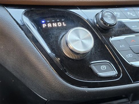 Used 2018 Chrysler Pacifica Limited w/ Tire & Wheel Group image 28