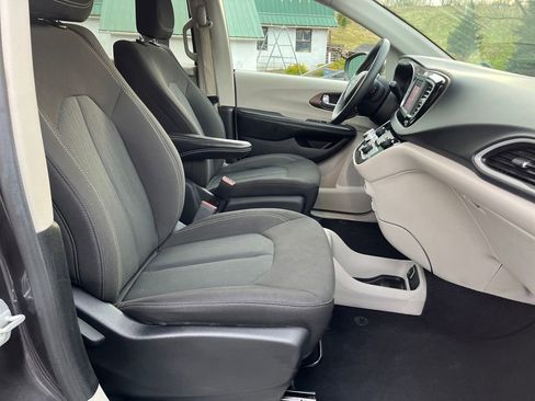 Used 2023 Chrysler Voyager LX image 27