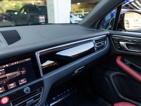 Certified 2025 Porsche Macan AWD/4WD image 41