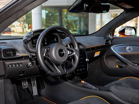 Used 2025 McLaren Artura RWD image 36