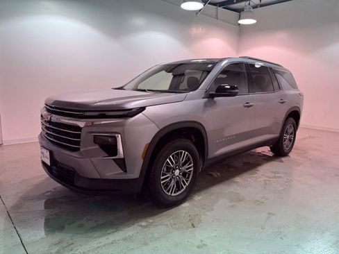 Certified 2025 Chevrolet Traverse LT image 3