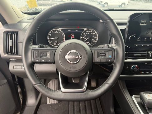 Used 2024 Nissan Pathfinder SL w/ SL Premium Package FWD image 18