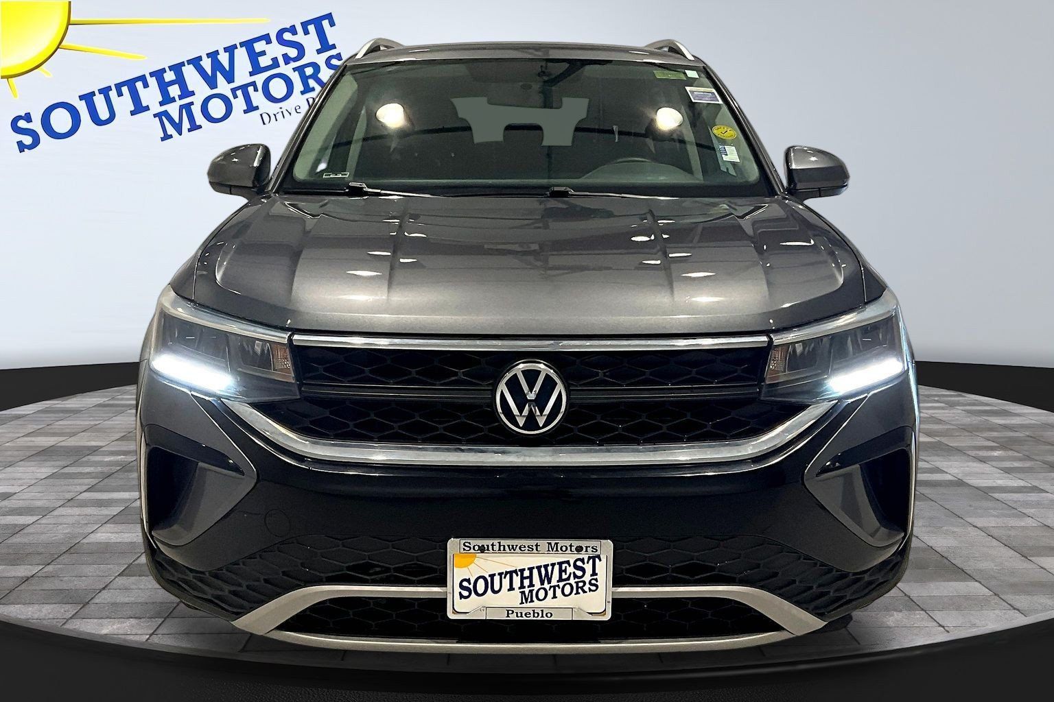 Used 2022 Volkswagen Taos SE FWD image 2