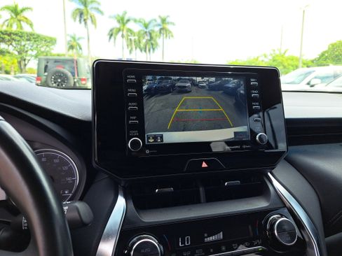 Used 2021 Toyota Venza LE image 17