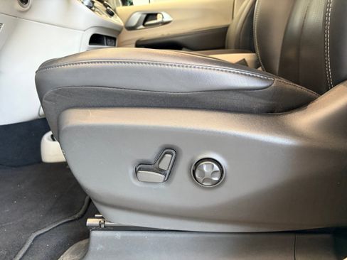 Used 2024 Chrysler Pacifica Limited FWD image 15