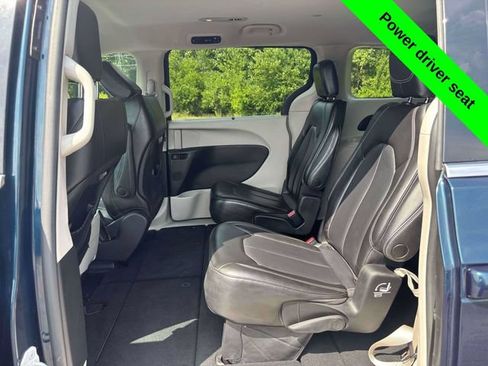 Used 2023 Chrysler Pacifica Touring-L FWD image 24