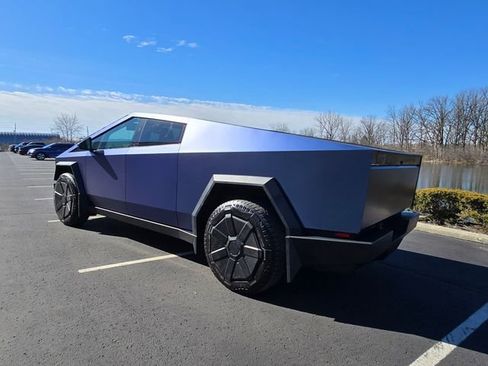 Used 2025 Tesla Cybertruck AWD Crew Cab image 10