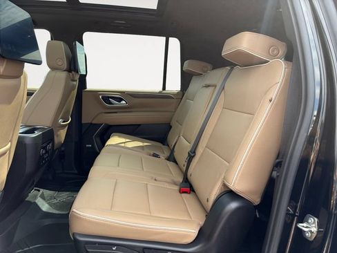 Used 2023 Chevrolet Suburban Premier w/ Advanced Technology Package AWD/4WD image 13