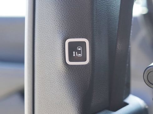 Used 2025 Chrysler Pacifica Select FWD image 40