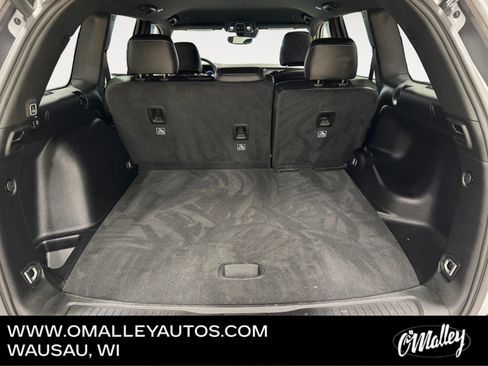 Used 2023 Jeep Grand Cherokee Altitude image 12