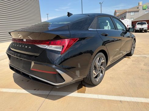 Used 2025 Hyundai Elantra SEL FWD image 3