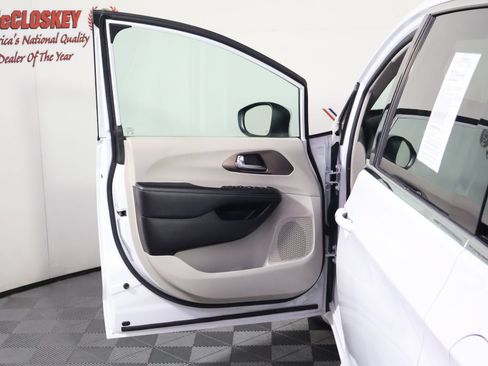 Used 2023 Chrysler Voyager LX FWD image 23