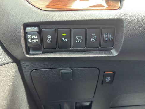 Used 2018 Toyota Sienna Limited Premium image 30