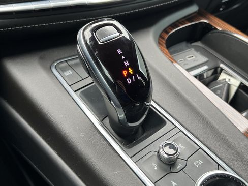 Used 2022 Cadillac Escalade Luxury w/ LPO, Illumination Package AWD/4WD image 25