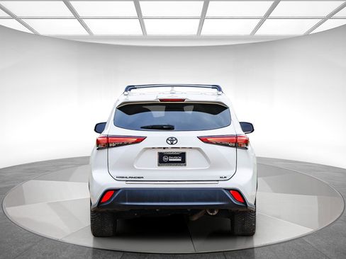 Used 2020 Toyota Highlander XLE image 3