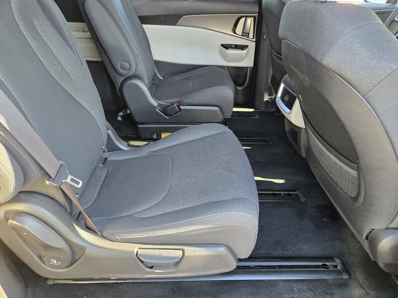Certified 2023 Kia Carnival LX FWD image 16