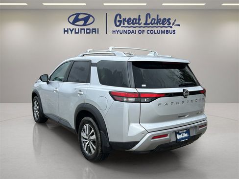 Used 2022 Nissan Pathfinder SL image 3