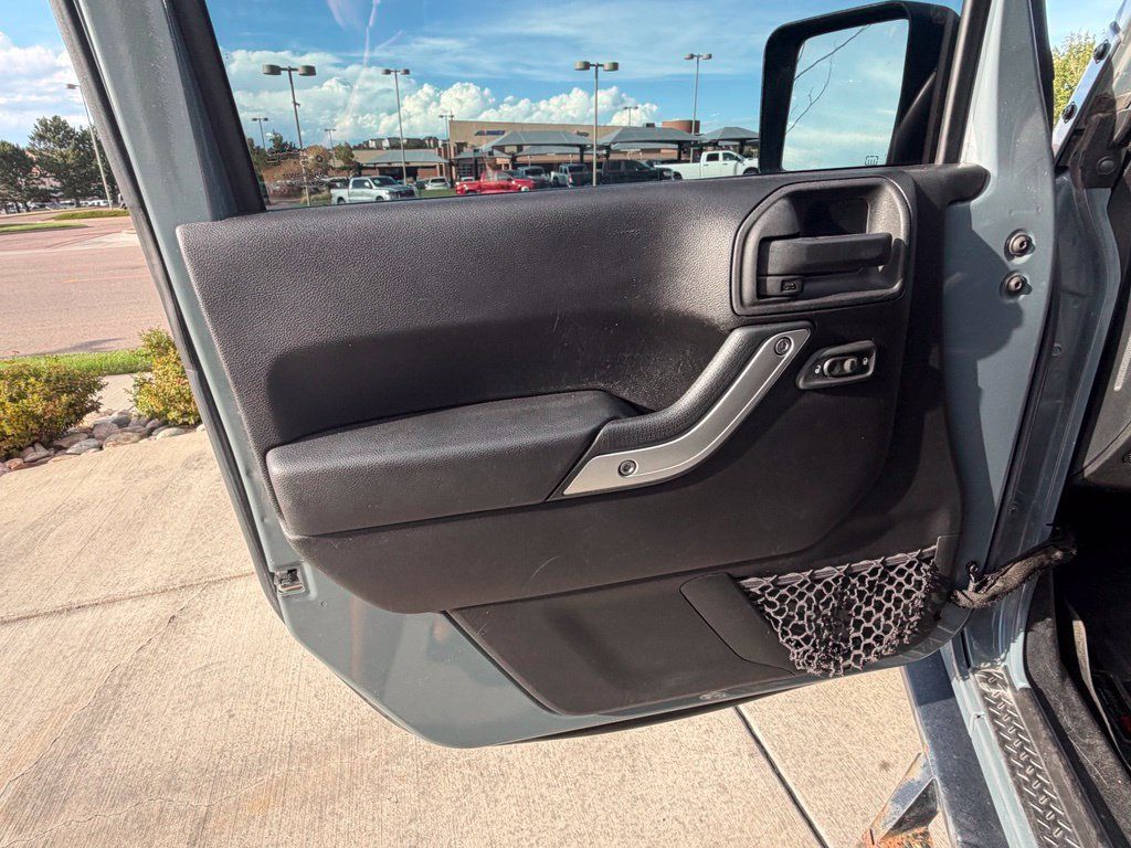Used 2015 Jeep Wrangler Unlimited Rubicon w/ Connectivity Group AWD/4WD image 26