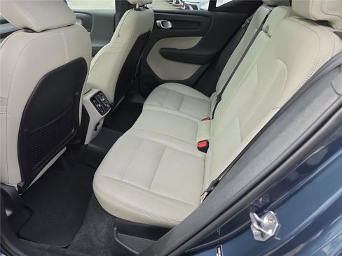 Used 2021 Volvo XC40 T5 Inscription w/ Advanced Package image 16
