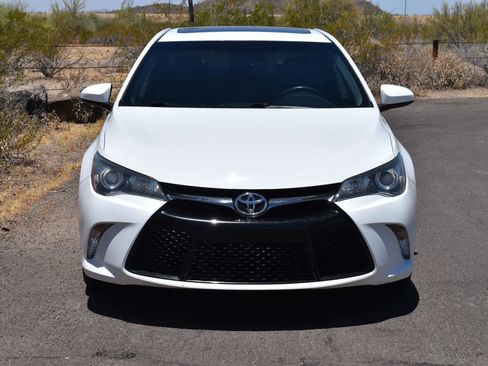 Used 2017 Toyota Camry SE w/ Moonroof Package FWD image 2