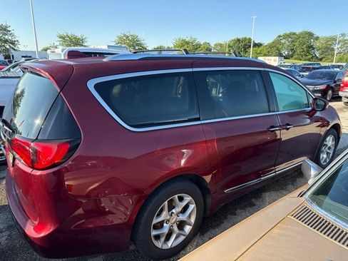 Used 2019 Chrysler Pacifica Touring-L Plus w/ Tire & Wheel Group FWD image 4