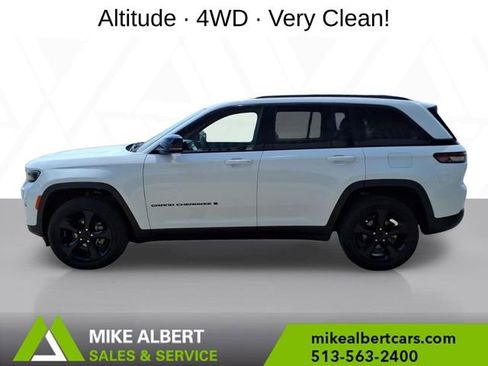 Used 2023 Jeep Grand Cherokee Altitude AWD/4WD image 4